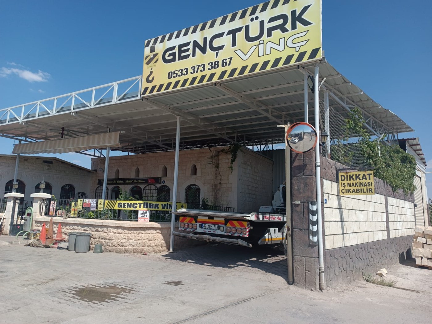 Gençtürk Vinç iş yeri ve araçları