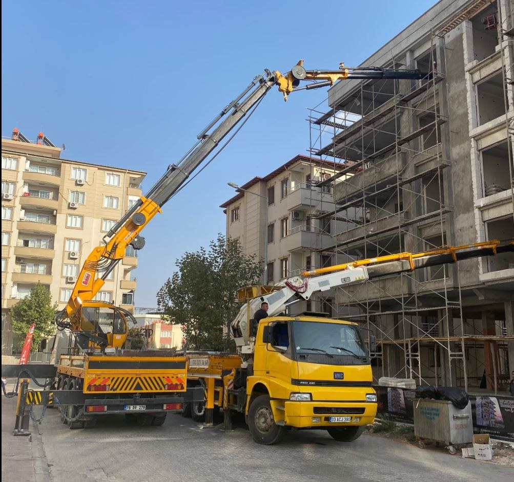 Bina yanında vinç operasyonu